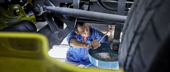 meccanico che ripara un veicolo industriale DAF