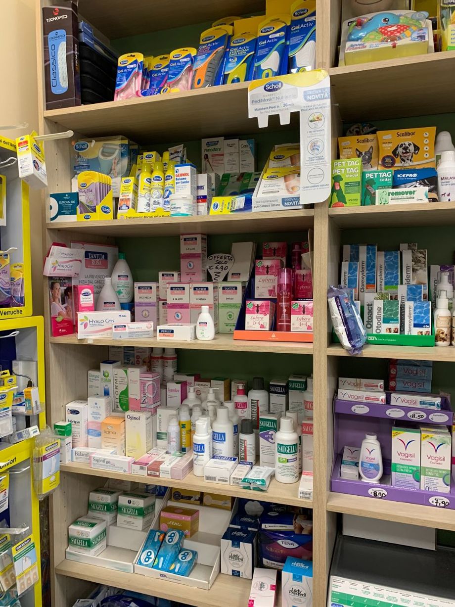 Scaffali con farmaci