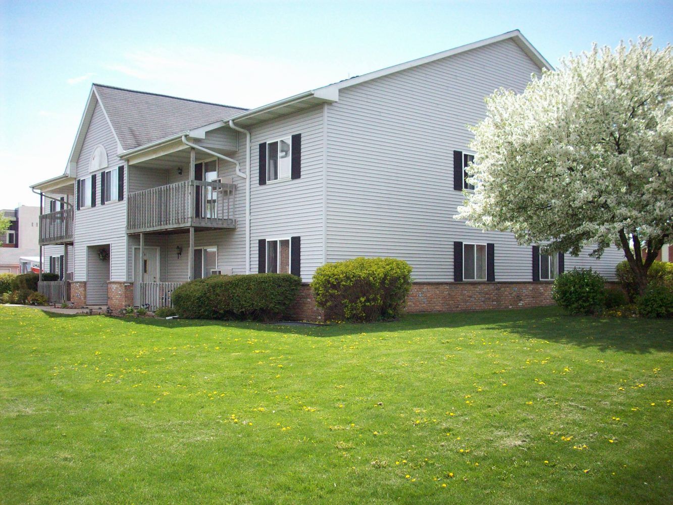 Outside View Of Brittany Ⅱ Apartments
