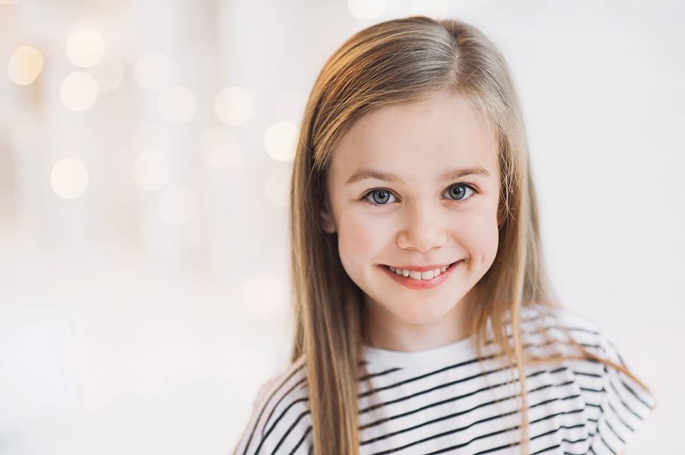 bambina con denti curati