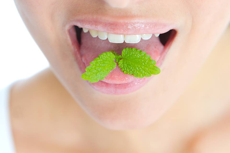 donna con denti curati