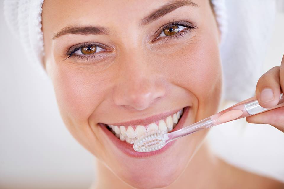 ragazza che esegue l'igiene dentale