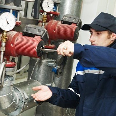 addetto mentre avvita un impianto
