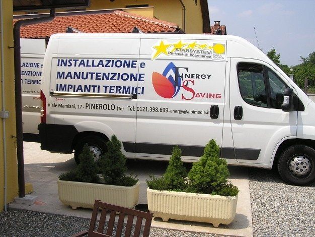 vista laterale di un furgoncino della ditta ENERGY SAVING