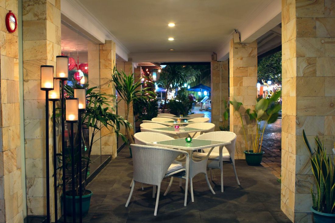 Ristorante all'aperto con illuminazione in vetro su misura
