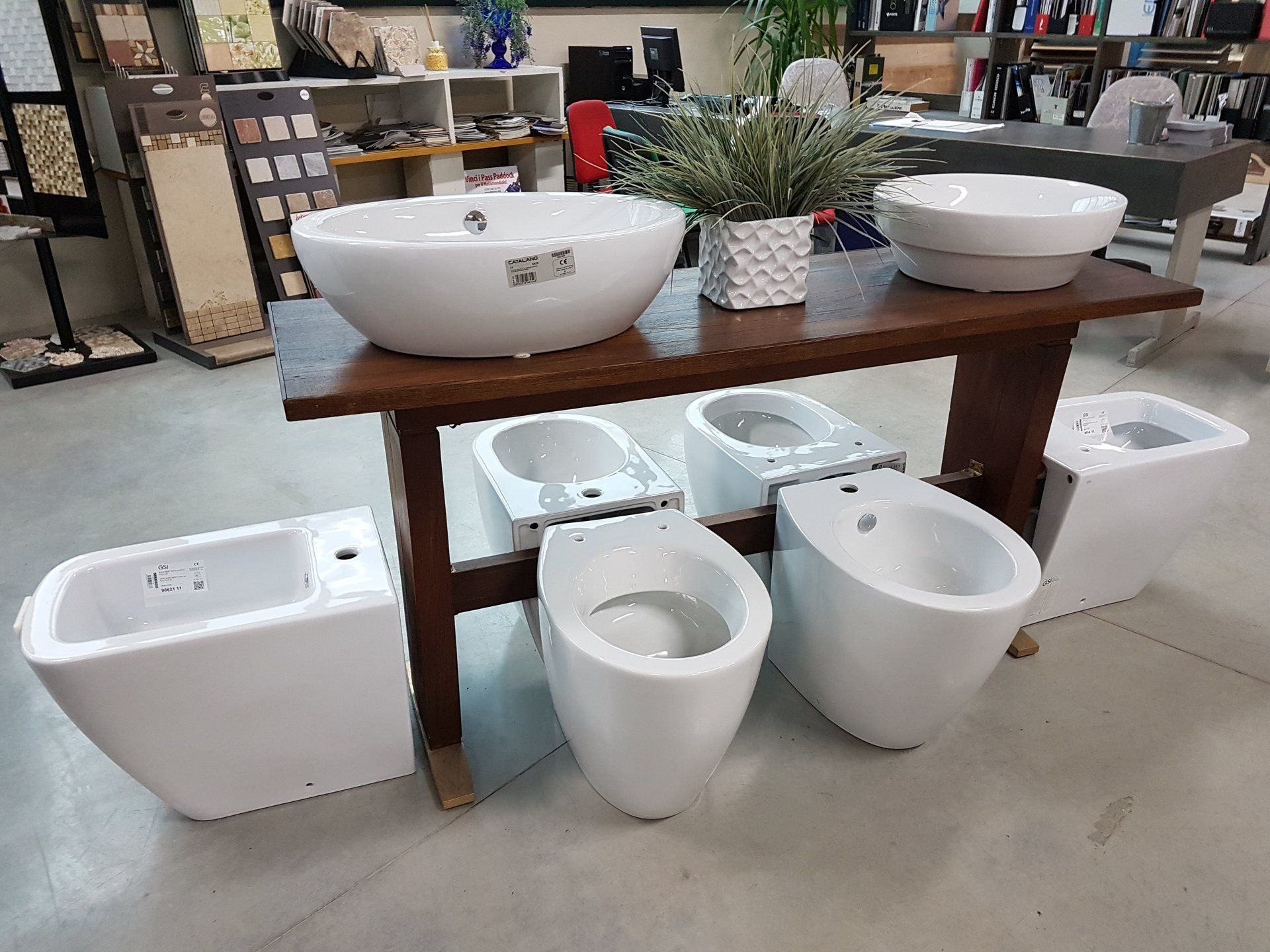 Diverse soluzioni di arredo per bagno