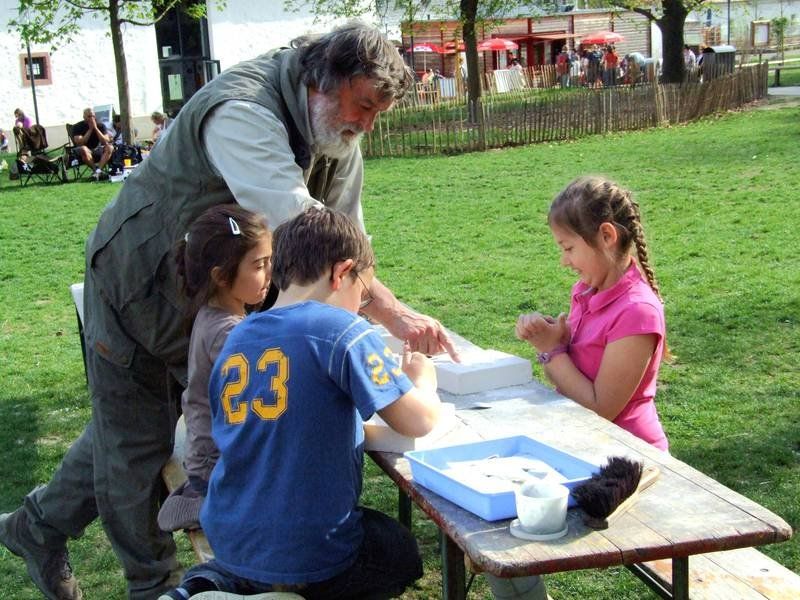 Jens Hennings mit Kindern beim Gipspfoten-Kratzen Bild AG Nord Aktivität