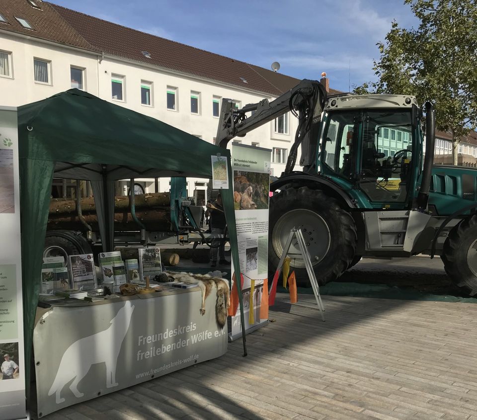 Infostand beim „Langen Tag der StadtNatur“ in Wolfsburg. Nebenan wurden Forstgeräte präsentiert. Infostand beim „Langen Tag der StadtNatur“ in Wolfsburg. Nebenan wurden Forstgeräte präsentiert.