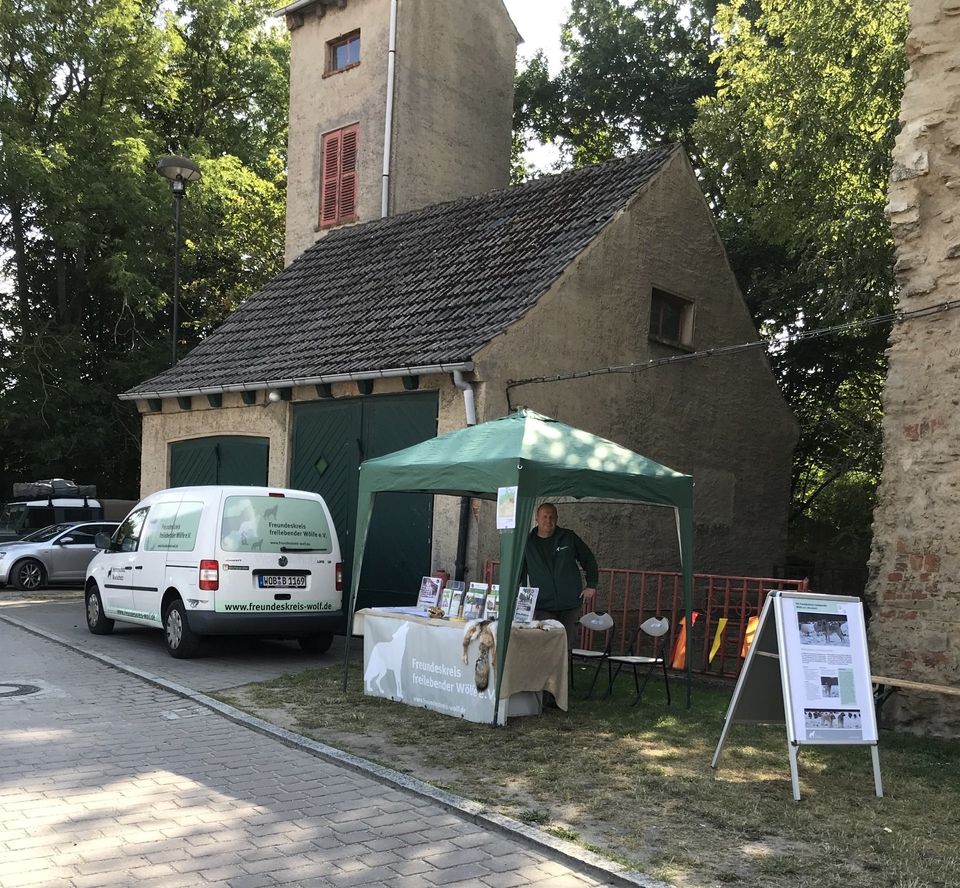 Bild 1 Infostand beim Tag des Offenen Denkmals an der Burg Weferlingen Bild 1 Infostand beim Tag des Offenen Denkmals an der Burg Weferlingen