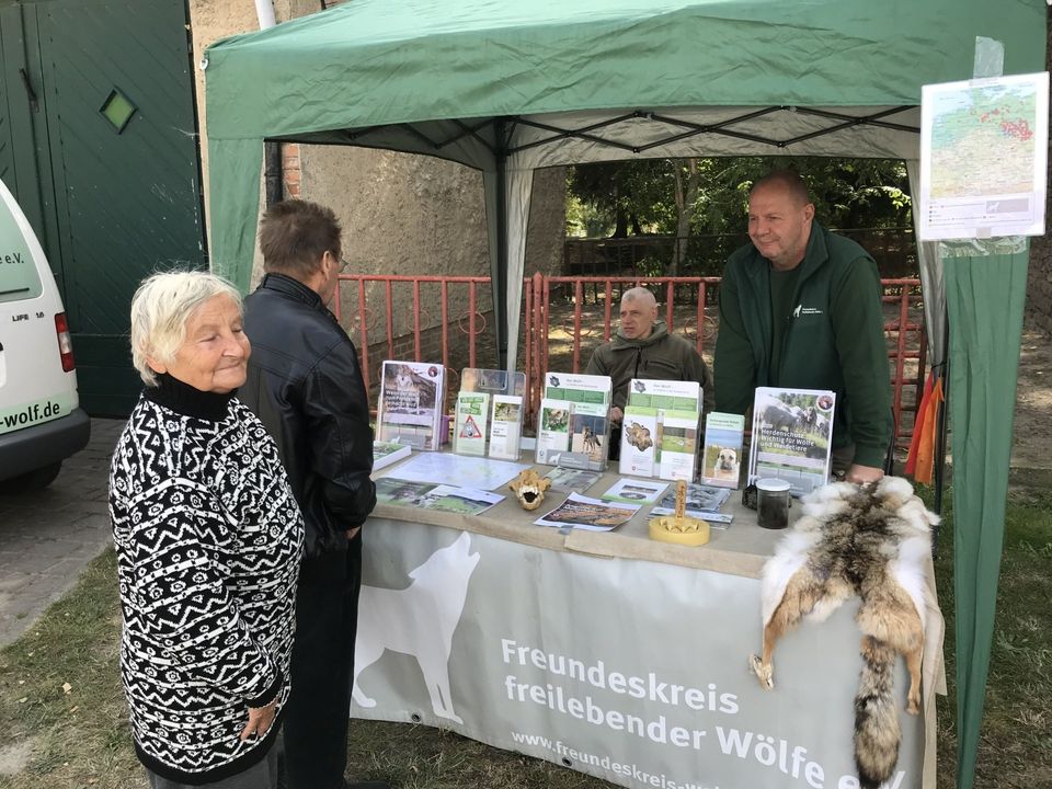 Bild 3 Infostand beim Tag des Offenen Denkmals an der Burg Weferlingen Bild 3 Infostand beim Tag des Offenen Denkmals an der Burg Weferlingen