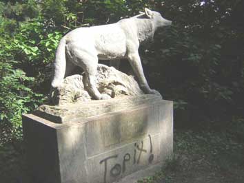 Bild Wolfsdenkmal in Markkleeberg Bild Wolfsdenkmal in Markkleeberg