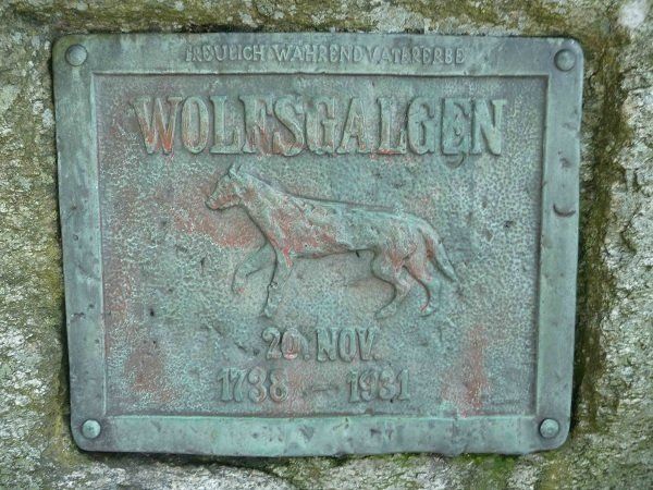 Bronzetafel am Galgenbaum in Oestringfelde © Jens Hennings Bild Bronzetafel am Galgenbaum in Oestringfelde