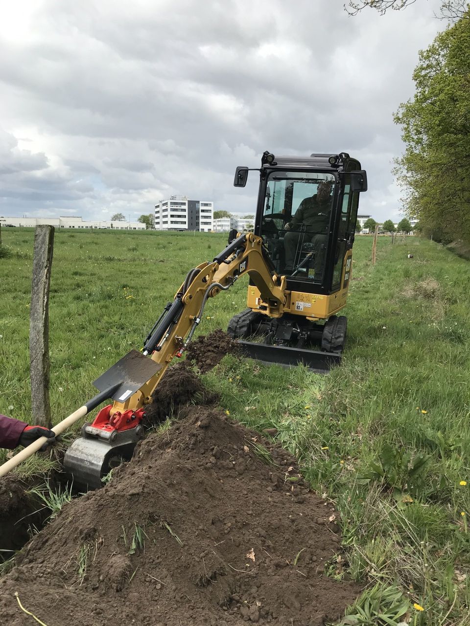 Der Bagger wurde vom Freundeskreis freilebender Wölfe e.V. zurVerfügung gestellt Bild 2 Zaunbau in Tappenbeck