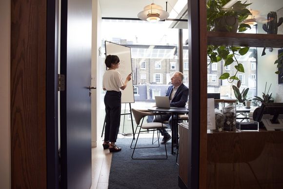employee giving report to boss