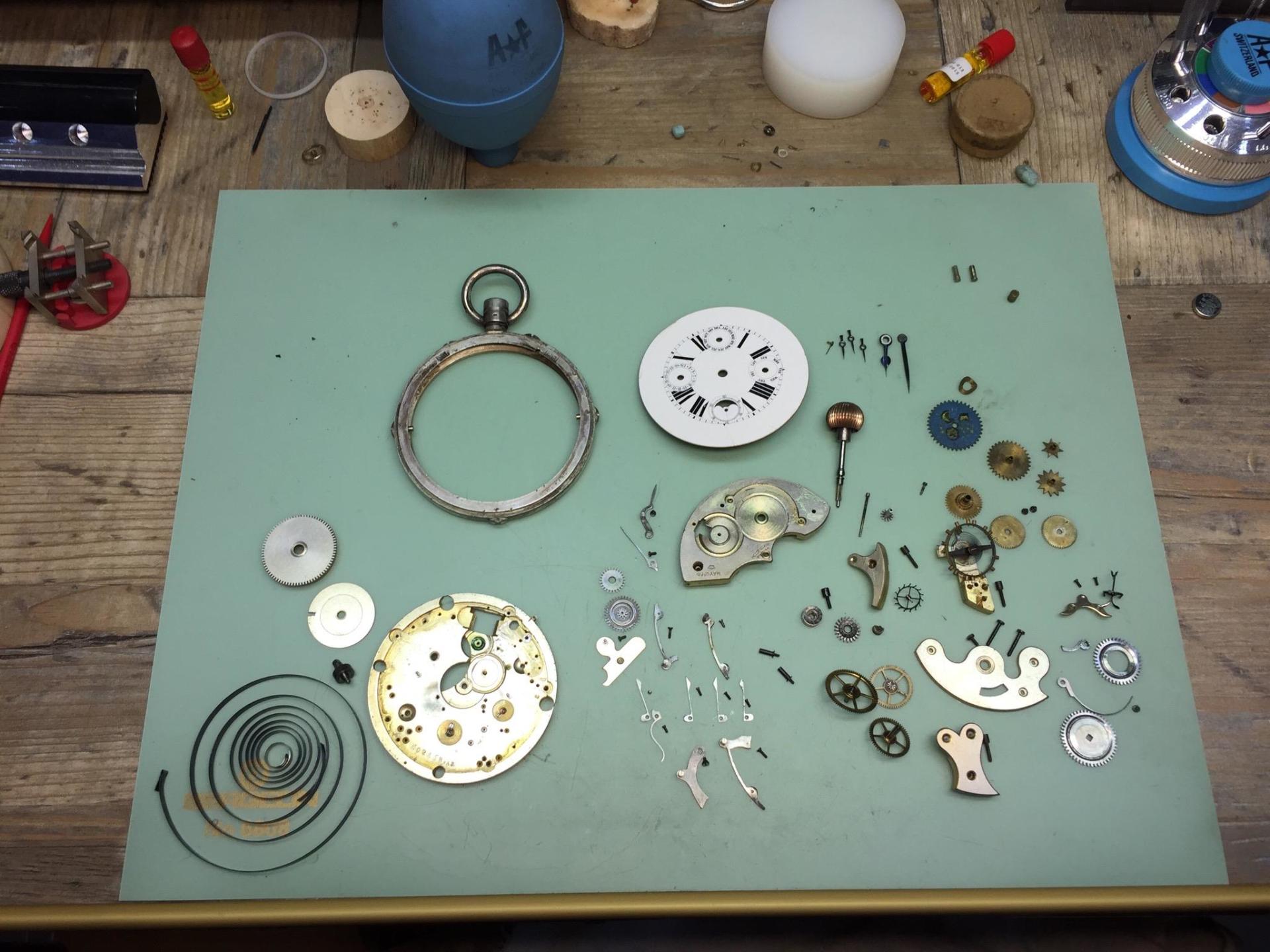 Meccanismo orologio in pezzi