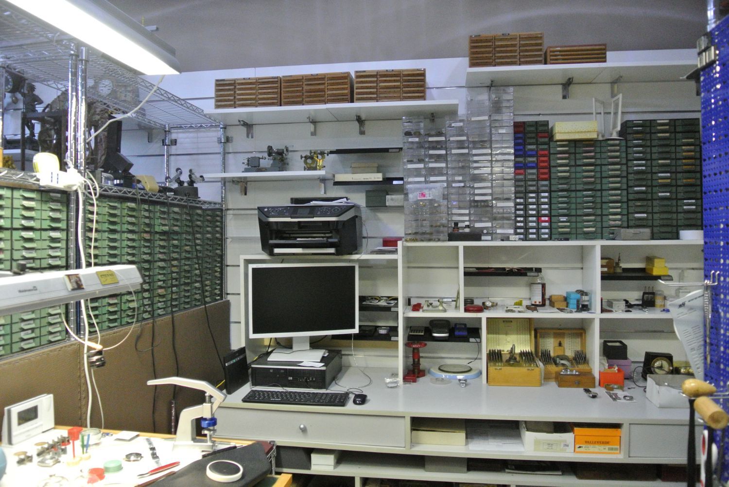 spazi interni dell'azienda di riparazione di orologi