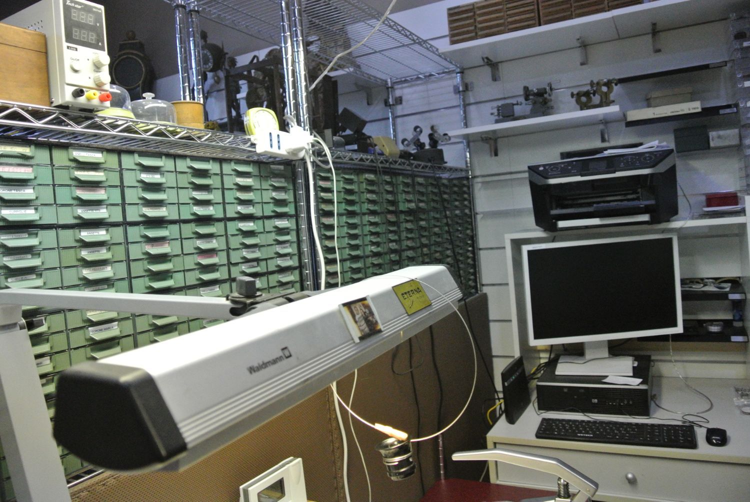 interni del laboratorio per riparazioni di orologi