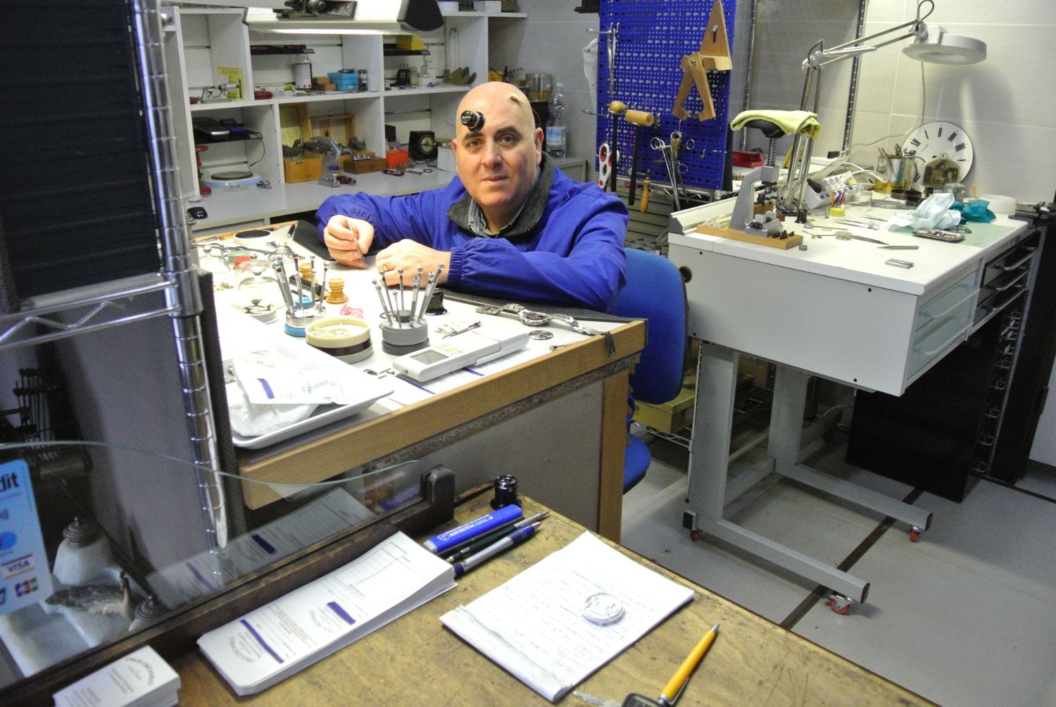 tecnico del laboratorio per la riparazione di orologi