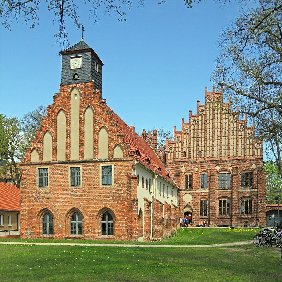 Ein großes Backsteingebäude mit einem Glockenturm darauf