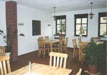 Ein Esszimmer mit Tischen und Stühlen und einem Kamin.