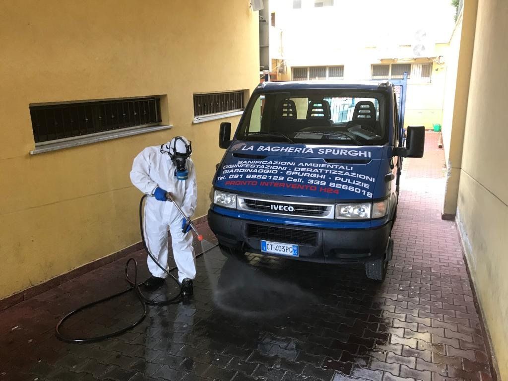 uomo e mezzo di sanificazione