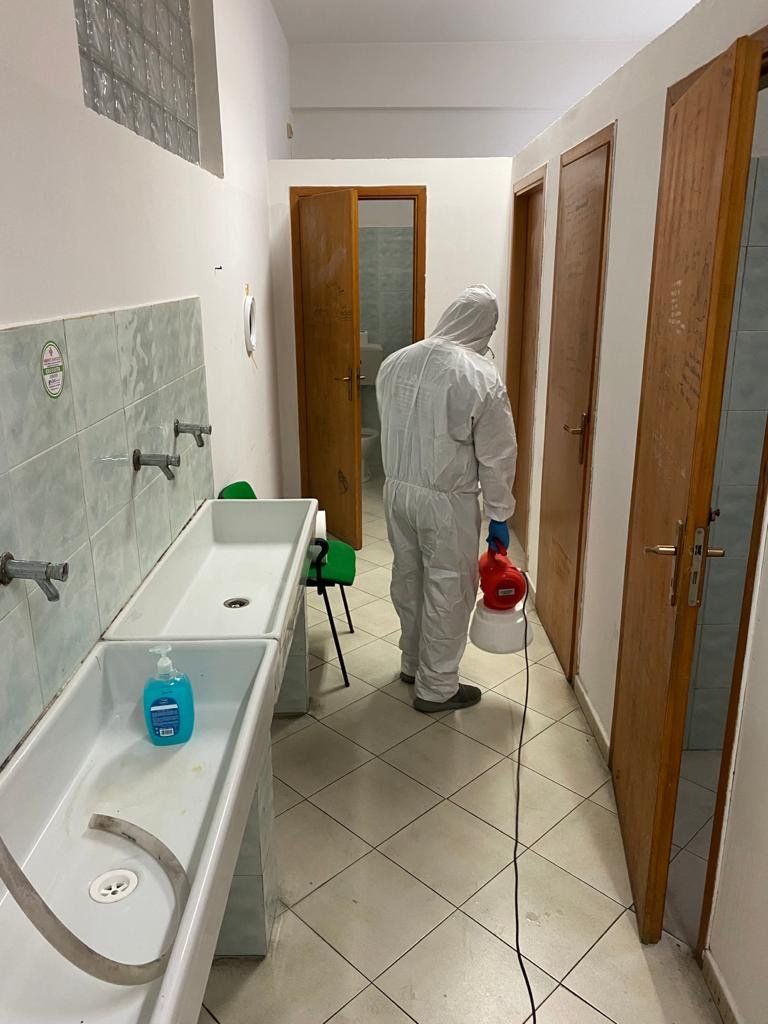 uomo sanifica stanza