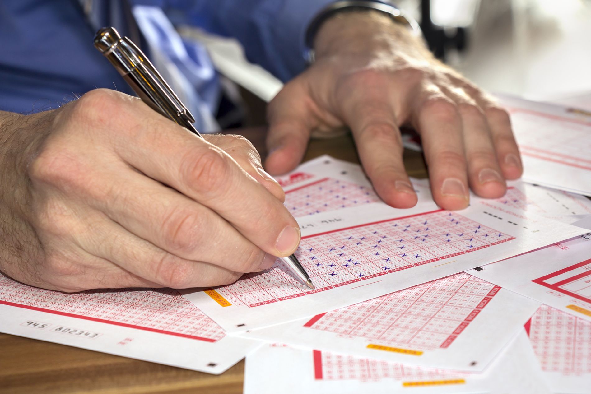Compilazione di una schedina del Lotto