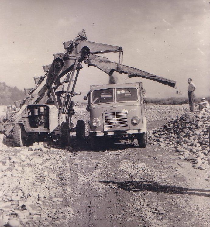 furgone d'epoca con escavatore