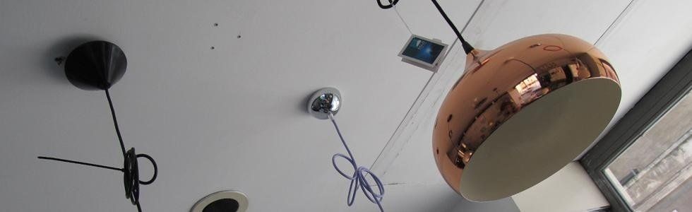 dei lampadari al soffitto
