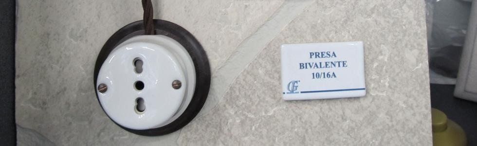 una presa bivalente 10/16 A