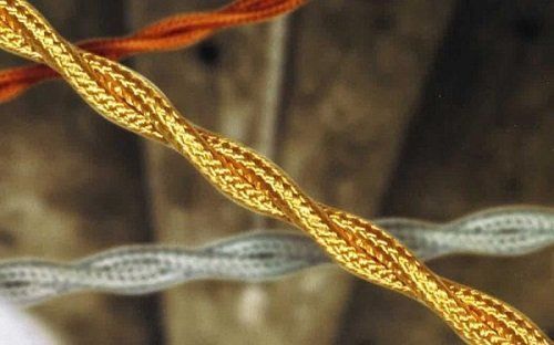 un cavo treccia seta dorato