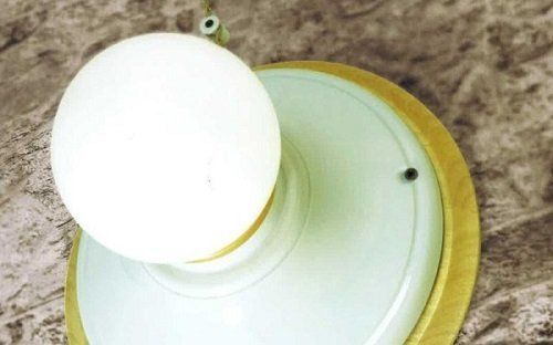 una lampadina accesa