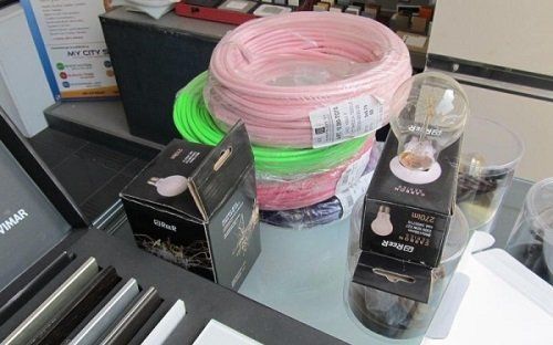 delle confezioni con delle lampadine dei cavi