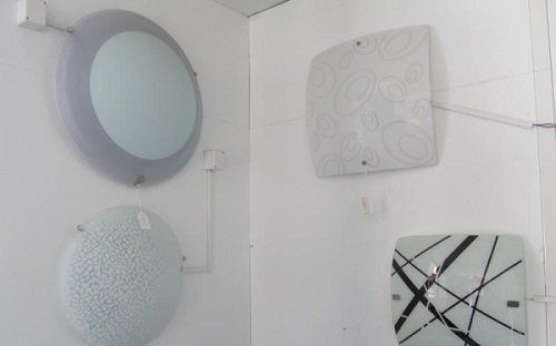 delle plafoniere in esposizione
