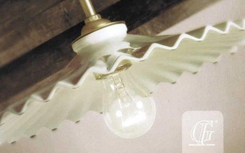la lampadina accesa di un lampadario
