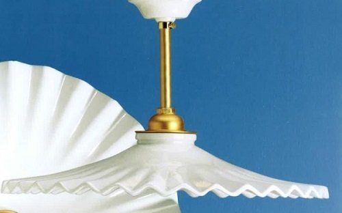 un lampadario in porcellana bianco