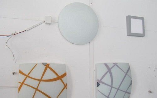 delle plafoniere in vetro di color arancione e viola