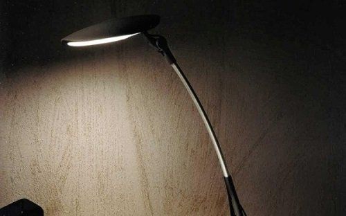 una lampada nera accesa