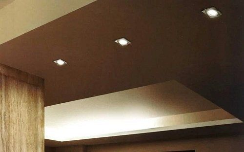 dei faretti sul soffitto