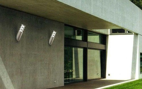 delle luci sulla facciata esterna di un edificio
