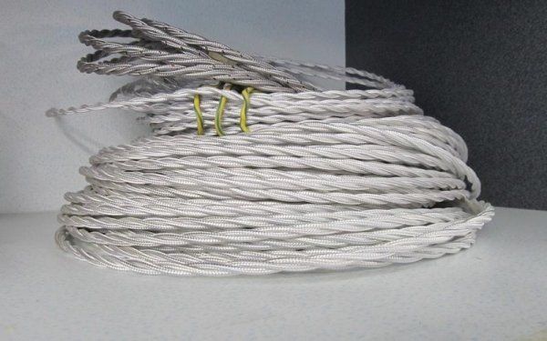Un cavo di treccia grigio