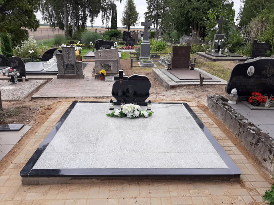 Naujosios Akmenės paminklai sutvarkyta kapavietė