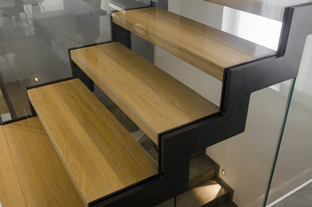 moderna scala in legno con balaustra in vetro