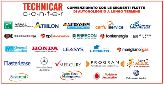 Mechanician cambiando volante auto nel negozio di riparazione auto