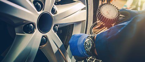 Auto pneumatici Controllare la pressione nel Servizio Garage Auto. Auto pneumatici Controllare la pressione nel Servizio Garage Auto.