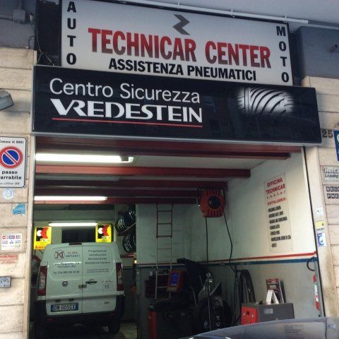 Mechanician cambiando volante auto nel negozio di riparazione auto Mechanician cambiando volante auto nel negozio di riparazione auto