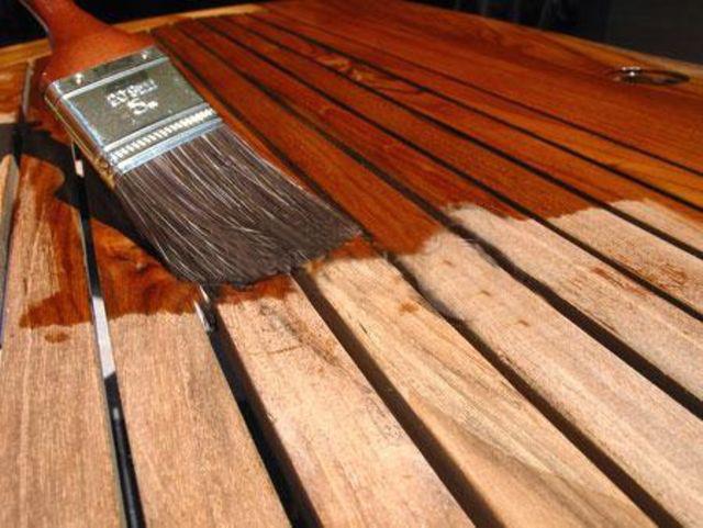 Se utiliza un pincel para pintar una superficie de madera.