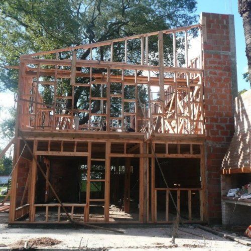 Una casa que se está construyendo con una chimenea de ladrillo