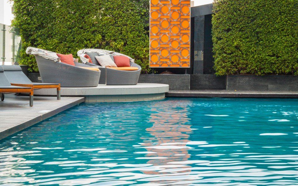 Piscina e divanetti