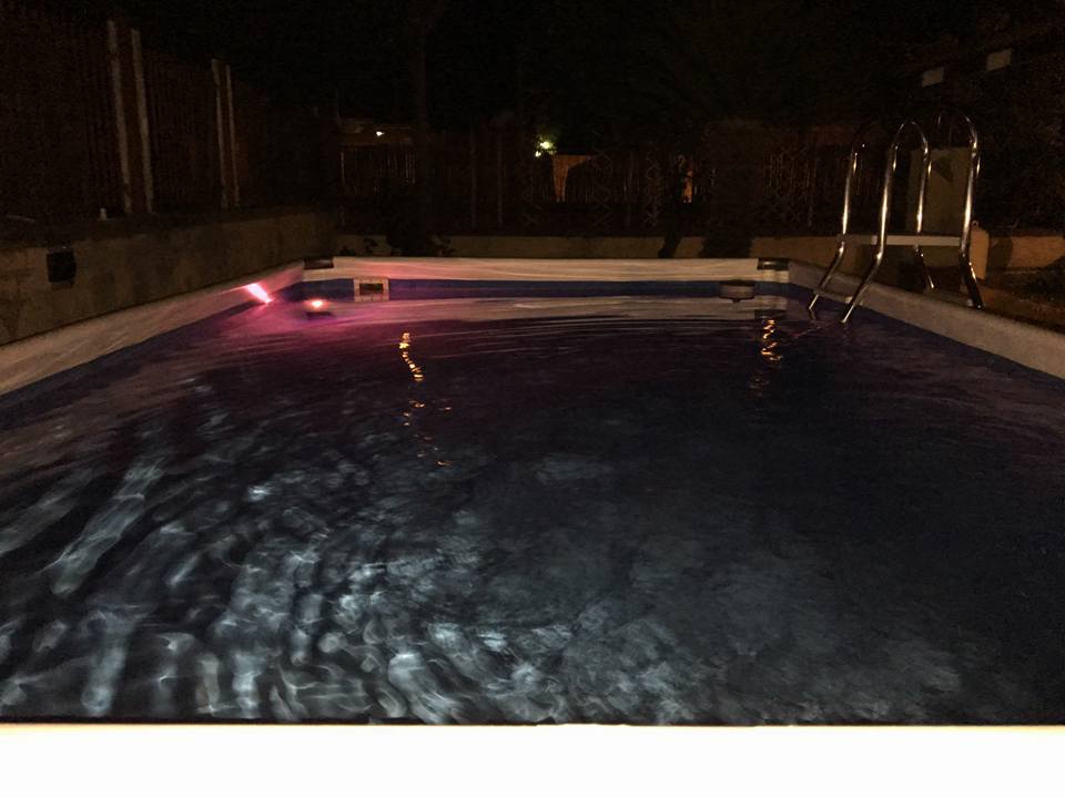 Piscina fuori terra di notte